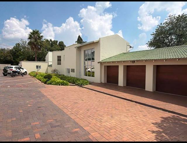 5 BEDROOM PROPERTY TO RENT IN BRYANSTON